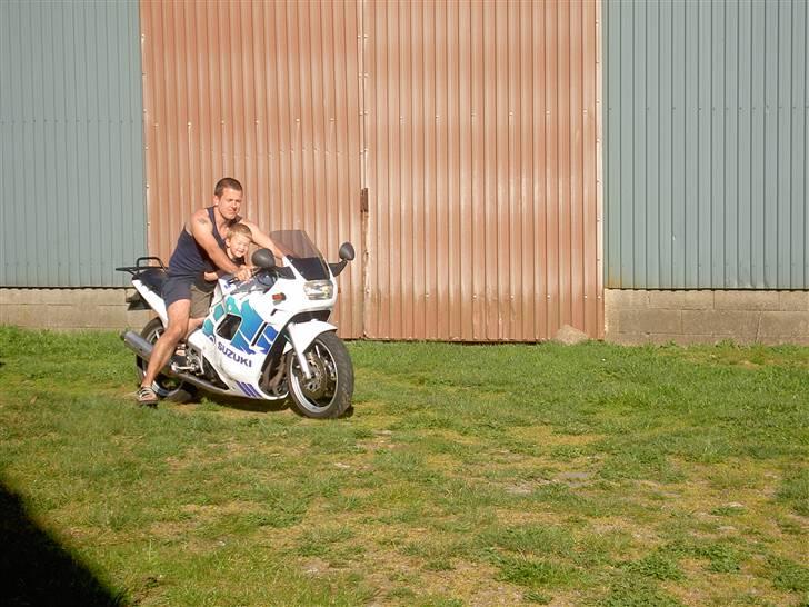 Suzuki GSX600F  SOLGT - Her køre vi lige lidt rundt hjemme på gården :-) billede 9