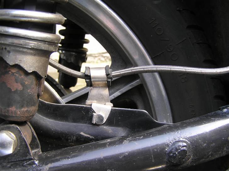 Yamaha xs 750 - ny rustfri holder til bremseslange billede 4