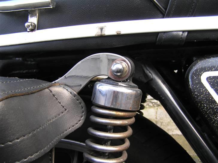 Yamaha xs 750 - sadeltaskerne har jeg jo også selv komponeret jeg har lavet en lidt kompliseret bøjle af 2,0mm rst.f.plade billede 5