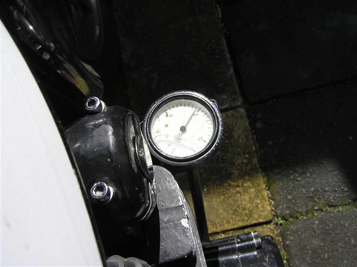 Yamaha xs 750 - tryk på 4,5 kg ved opstart 2,5 kg ude på vejen og det skal den holde billede 10