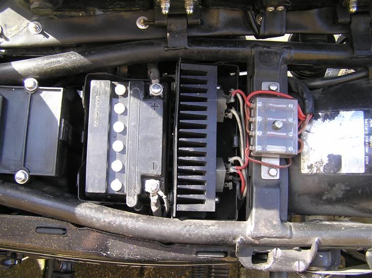 Yamaha xs 750 - denne ændring har jeg ikke selv lavet ensretteren stoppet ned i værktøjskassen men det er ok billede 12