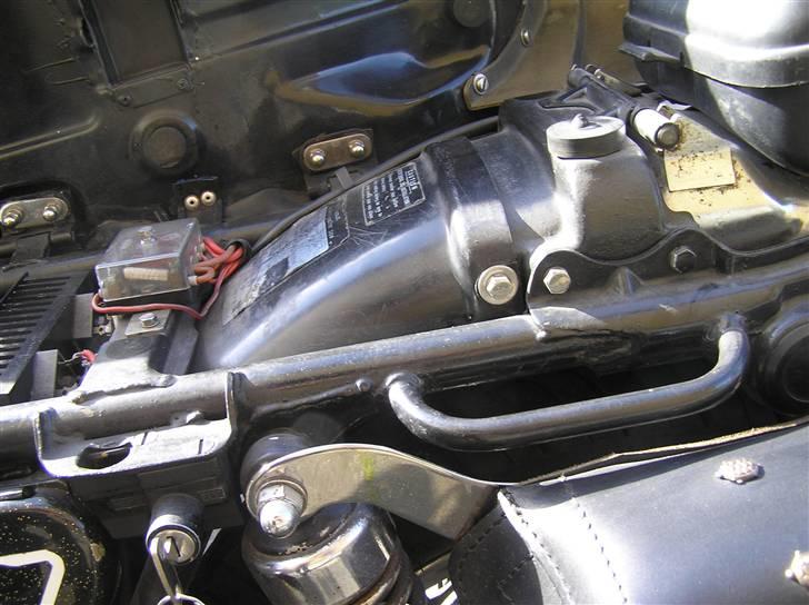 Yamaha xs 750 - sadeltaskebøjlens fastgørelse for billede 13