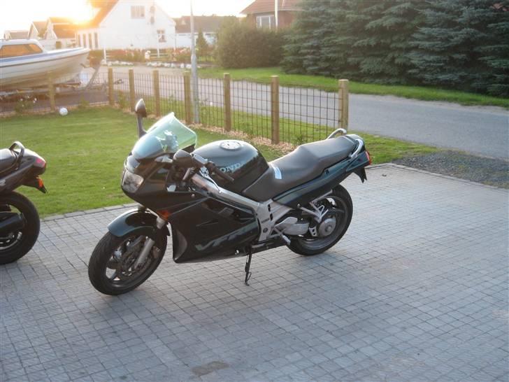 Honda VFR 750 SOLGT - Der står hun med solen på vej ned bag sig. billede 1