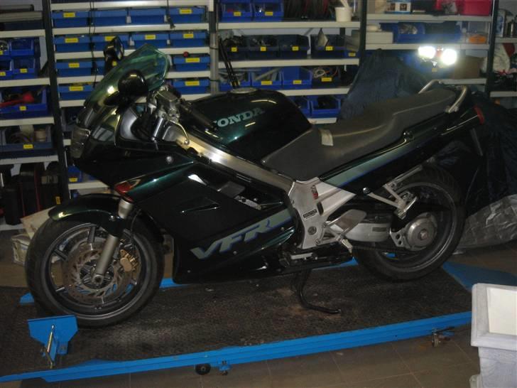 Honda VFR 750 SOLGT - Der står hun på liften. billede 6