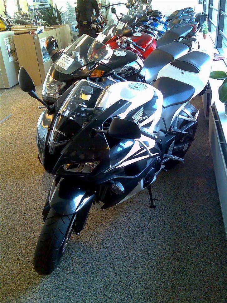 Honda CBR 600 RR - Et billede fra udstillingen før den blev kørt til klargøring billede 4