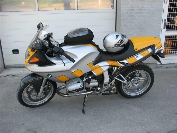 BMW R1100S (SOLGT) - Tanktaske - Kan vokse 15 cm i højden og der medfølger regn-cover. Kameraet og solbrillerne vælter frem og tilbage i den. Må proppe lidt mere i den :) billede 5