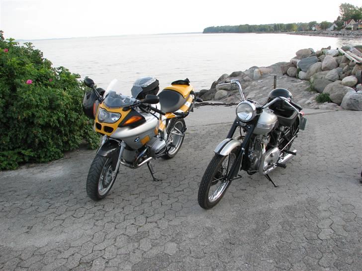 BMW R1100S (SOLGT) - Konen og jeg ude og lufte maskinerne. Tempoet er pænt roligt ... Og det er umuligt at snakke sammen i lyskryds. Larmende spetakel (altså Triumphen) skal man lede længe efter. Men fedt lyder det! billede 6