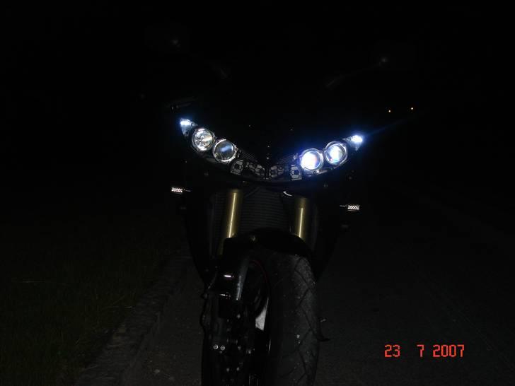 Yamaha YZF R6 - Positionslys (taget med blitz) billede 17