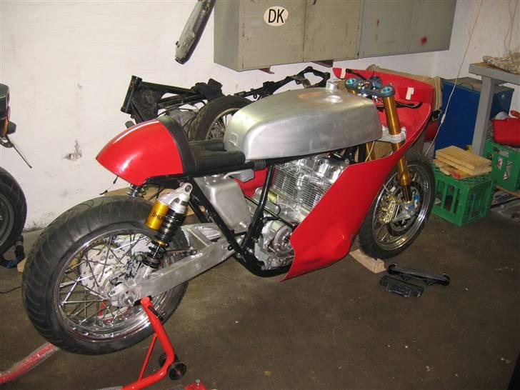 Honda CB 750 F1 - Skal ha lavet et andet beslag så bagstøddæmperne kan komme på. billede 6