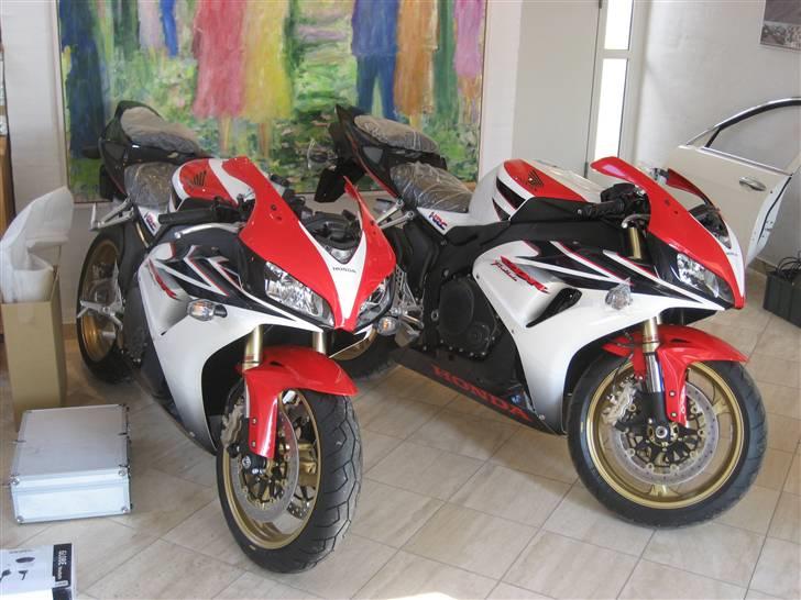 Honda CBR 1000 RR "solgt" - Lige pakket ud og klar til at blive smidt til lakerer billede 6