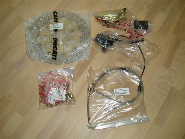 Ducati Monster 620 Dark - SOLGT! - Den nye skive, så jeg slipper for sådan et fesent forhjul - dejligt! Der er en ny skive, ny caliper, nye klodser (til to), ny master, ny slange og en masse skruer og bøsninger osv. billede 16