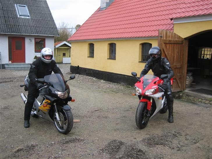 Yamaha YZF R1 - Første rigtige tur. Min kammi er desværre kørt galt, men han er ok nu. Cyklen var totalskadet!  billede 9