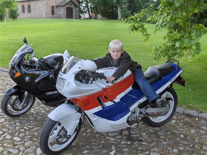 Honda CBR600F F1... SOLGT - Drømmen om en motorcykel starter tidligt!! Her er det min nevø Lukas på 8 år billede 11