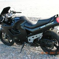Suzuki GSX 750 F