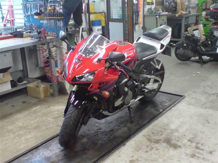 Honda CBR 600 RR  (SOLGT)  - På mit arbejde :-) billede 11