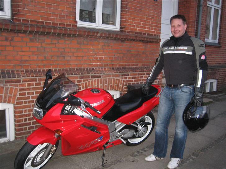 Honda VFR-750 - Glad dreng... Første rigtige MC... haue ha da.... finer maskine billede 2