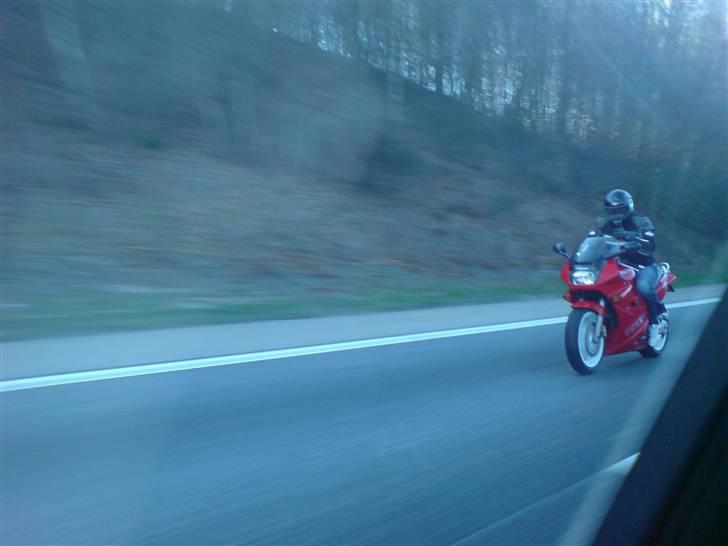 Honda VFR-750 - Så skulle den jo bare hjem i en fart billede 6