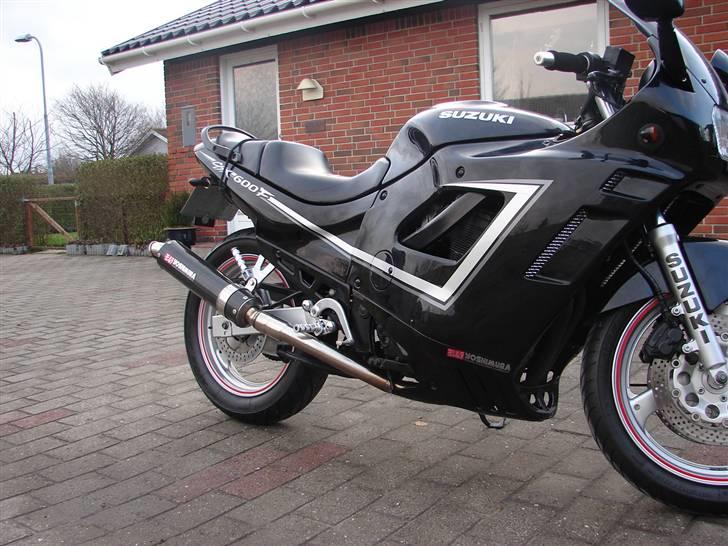 Suzuki GSX 600 F - nu med alu-fodhvilere og gitter i hullerne billede 7