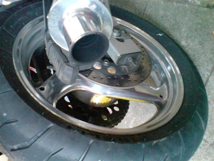 Suzuki GSX600F - efter en otte timers puds med autosol. og nyt dæk billede 4