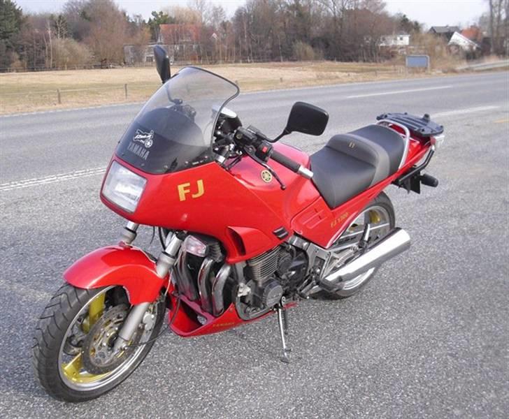 Yamaha FJ 1100 - Som den ser ud nu nymalet, med anden motor og udstødning, forrør samt ny forgaffel og 17 ´ for- og bagfælg, billede lagt op 30. marts 2011 billede 4