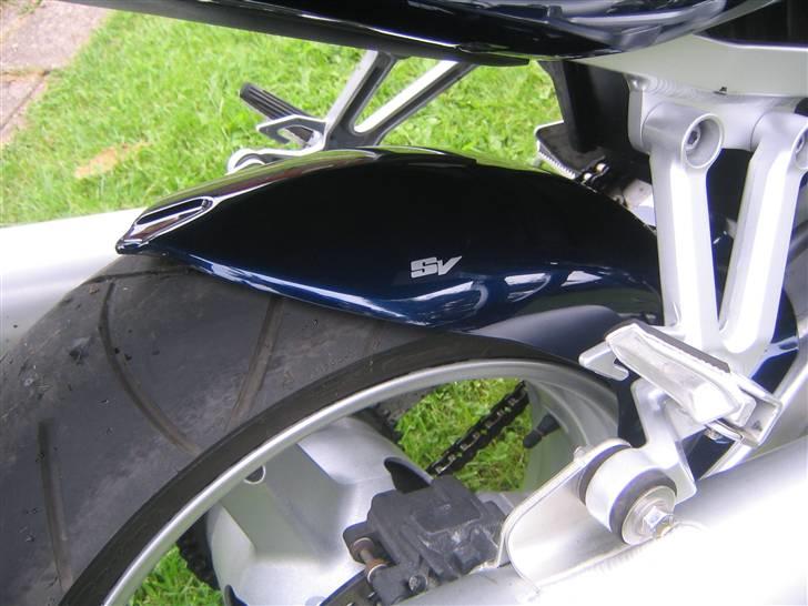 Suzuki SV1000s - lille SV logo på hugger billede 3