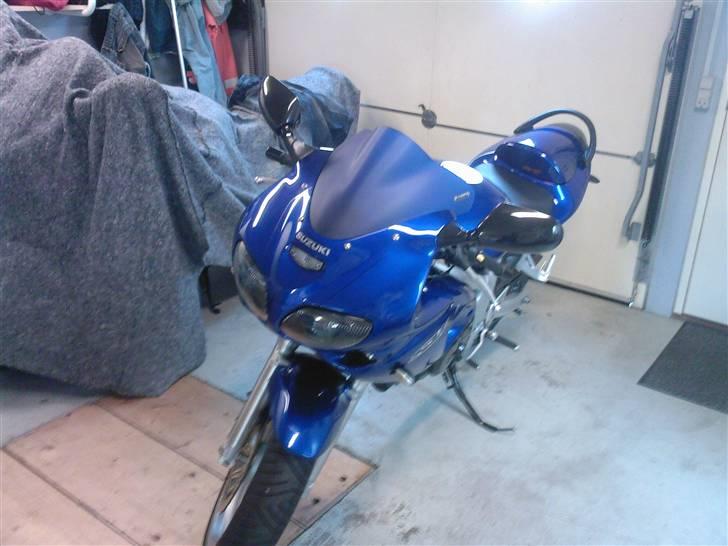 Suzuki SV650S "SOLGT" - Så fik jeg endelig nyt gear på cyklen, lidt har også ret... I denne omgang blev det til et kåbeglas i blåt og en lille bagskærm i sort (Jeg hører gerne fra Jer med hensyns til farven på bagskærmen, er i tvivl om jeg skal male den blå?) billede 9