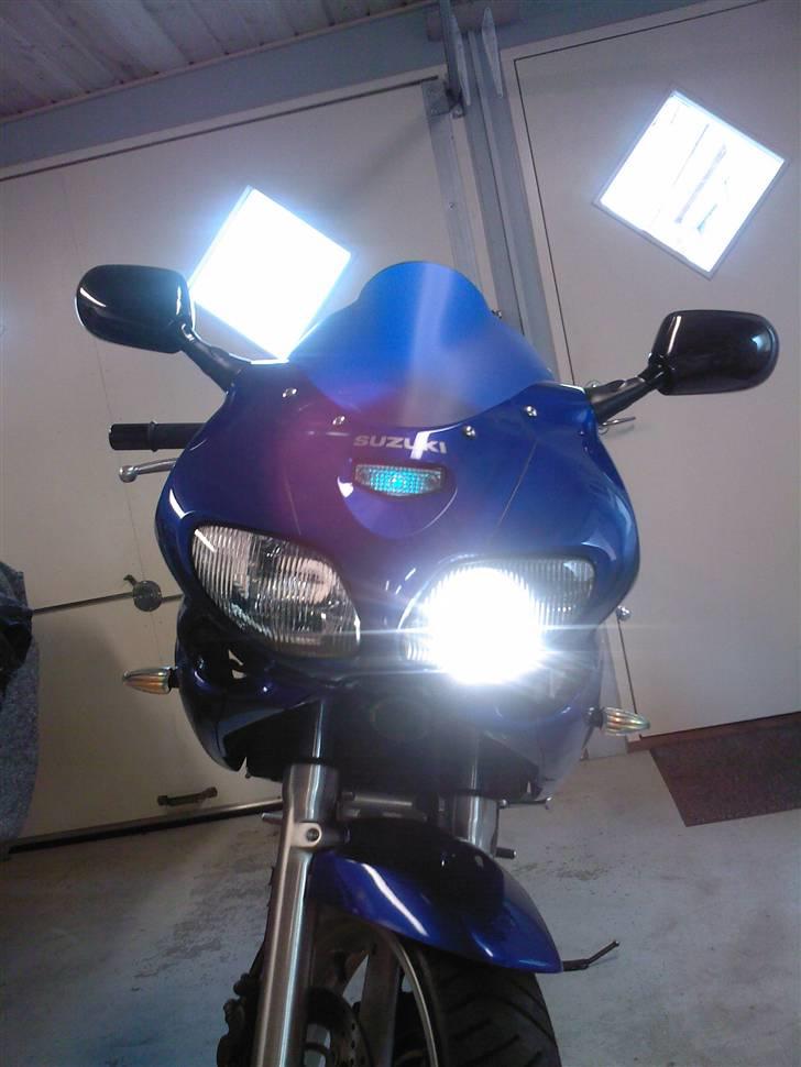 Suzuki SV650S "SOLGT" - Det ligner næsten xenon;-) Bare en såkaldt "blue vision" pære fra Philips (Og ja blåt lys er forbeholdt udrykningskøretøjer hvis nogen skulle værei tvivl;-) billede 10