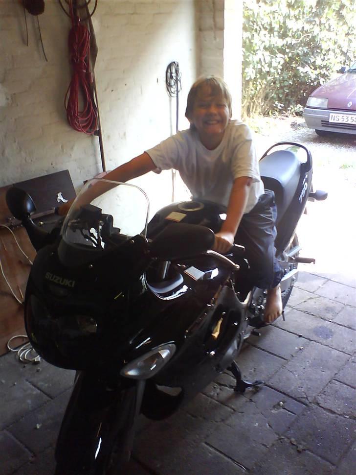 Suzuki gsx750f - lillebror der lige ville prøve at sidde på den... billede 1