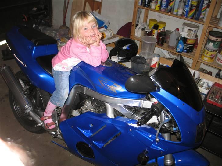 Suzuki gsxr 400r gk76a (SOLGT) - Naboens lille pige ville så gerne prøve at sidde på den. 2 min efter fik hun en lille tur, har aldrig hørt et barn grine så meget :) billede 17