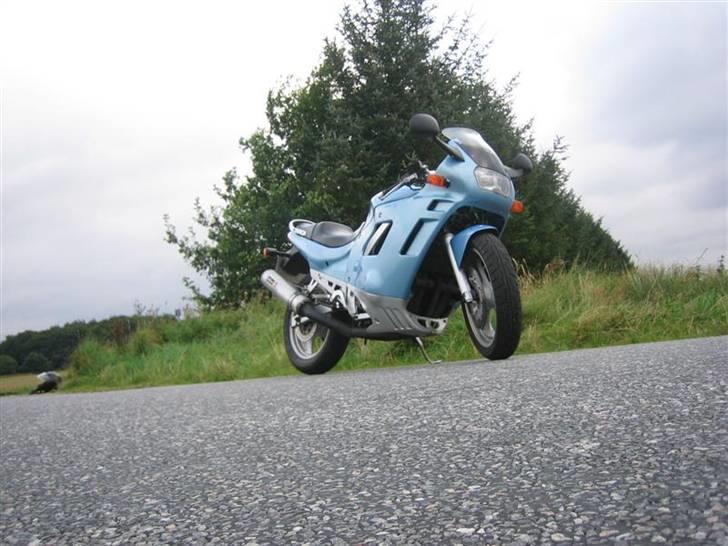 Suzuki GSX 400 F - SOLGT - Forfra billede 3