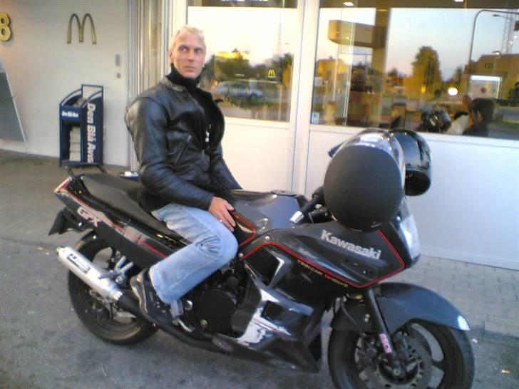 Kawasaki gpx 750r - mig selv på tøssen holder lige stop på mc. donalds billede 7