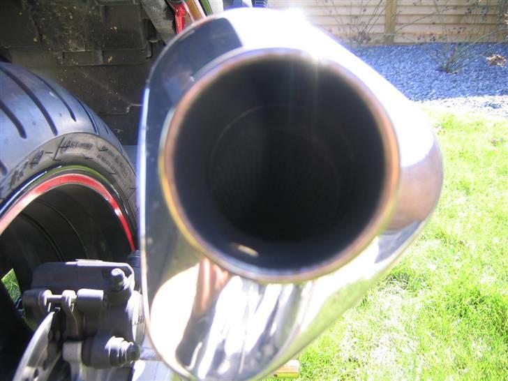 Suzuki GSF 1200 bandit "SOLGT" - Loud pipes saves lives.....og så er der også musik til ørerne. he he. billede 8