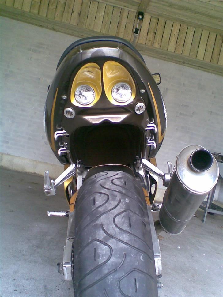 Suzuki gsx-r 750 #solgt# - Lige efter montering af undertray billede 5