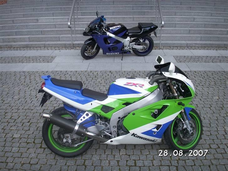 Kawasaki ZXR 400 *SOLGT* - and my buddy´s bike i bagrunden:-)  billede 7