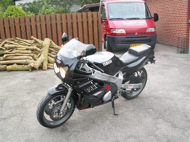 Yamaha FZR 600 - Solgt billede 1