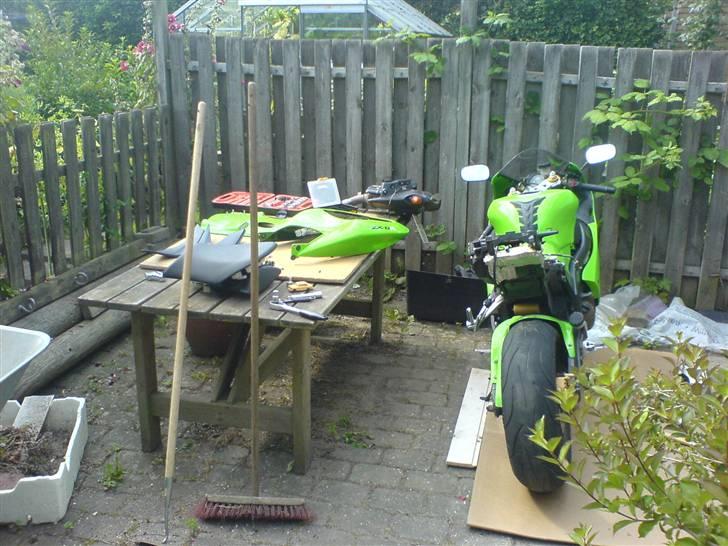 Kawasaki ZX 636 R - Når der ikke plads i garagen man jo lave kværn i haven billede 7
