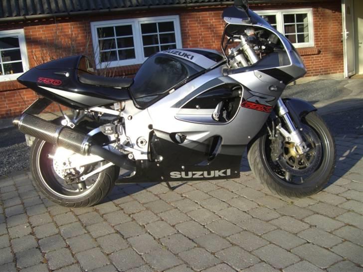 Suzuki GSX750R SOLGT TIL CLAUS billede 1
