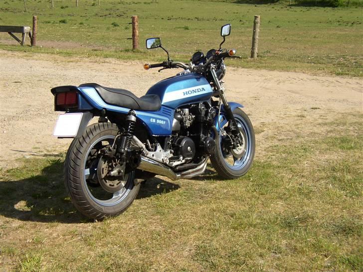 Honda cb 900 f -  Rullede rundt mens far her var inde hos mekkeren...derfor nu NØGEN!! billede 1