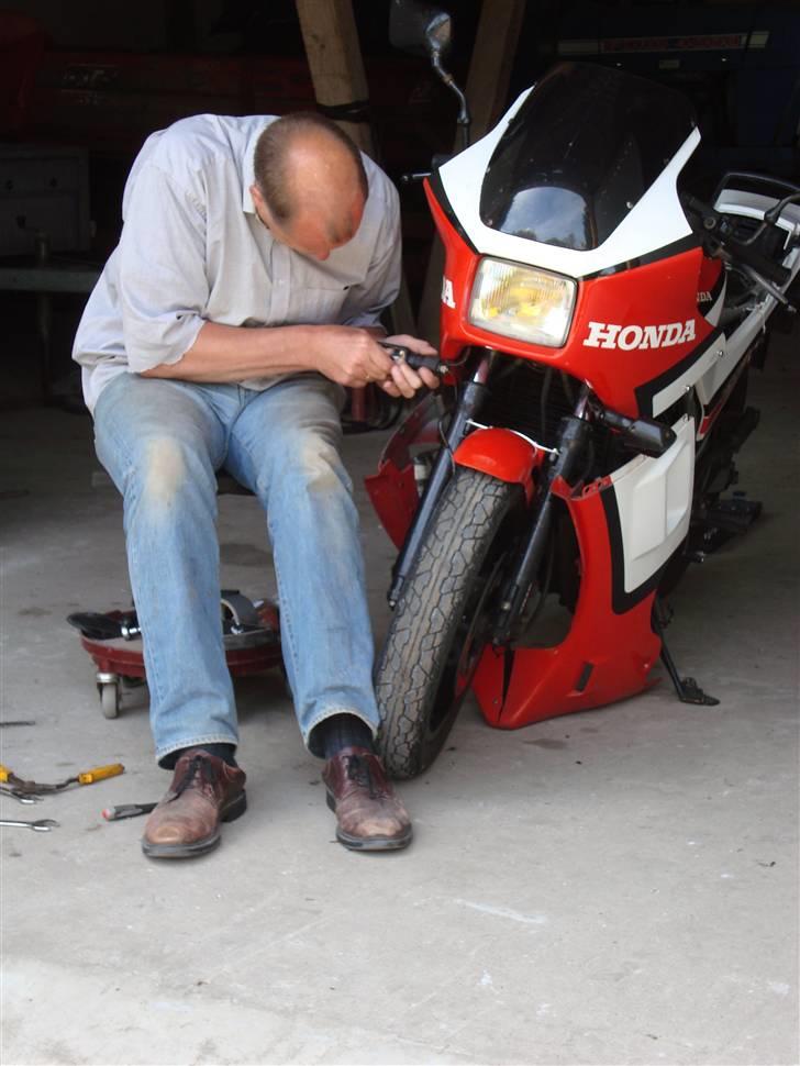 Honda VF 500 FII - Ved at få nye blink på billede 3