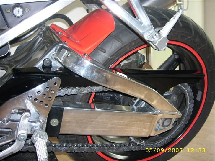 Yamaha R6 - højglanspoleret bagsvinger, og hæleplade. + sort larkeret kædeskærm. billede 5