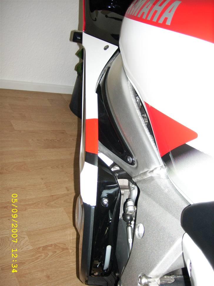 Yamaha R6 - sort larkeret indtag på stel og sort larkeret cover til vandbeholder billede 7