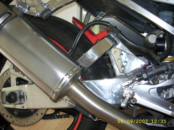 Yamaha R6 - højglanspoleret bagsvinger, og hæleplade. billede 9