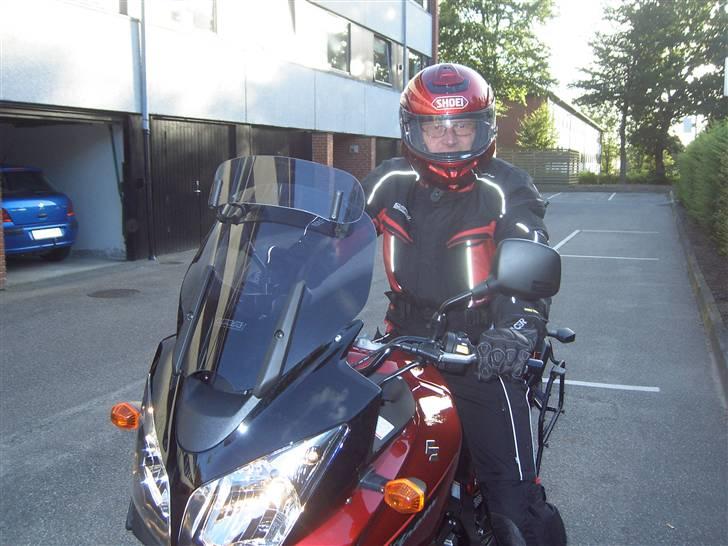 Suzuki V Strom dl 650 - Det hjælper selvfølgelig lidt på billedkvaliteten at hjælmen er lukket ;) billede 3