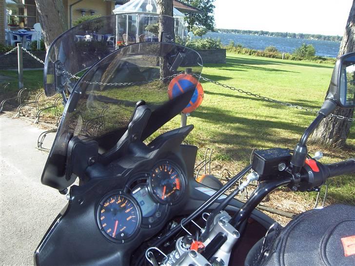 Suzuki V Strom dl 650 - Okey,- det er da vel tilladt at parkere foran et skilt som dette, når det er for at fotografere sin bike... eller? billede 5