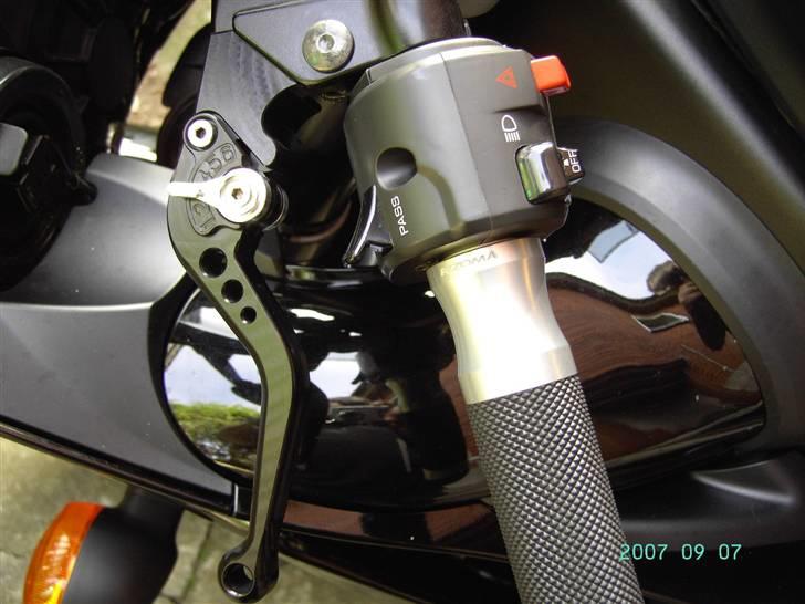 Yamaha R1 -RN19 (SOLGT) - Pazzo koblingsgreb og Rizoma håndtag billede 6
