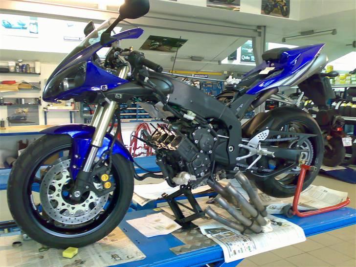 Yamaha YZF-R1 - 7.9.2007 Patient på bordet ! 2 ventiler er skæve. Alt under garanti ! Puha dejlig med service og 5 års garanti -) billede 2