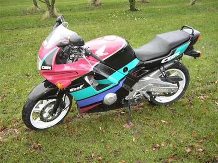 Honda CBR600 F2 - Ja sådan så den så ud da jeg købte den vinteren 06.. Frygtelig farvekombination.. billede 15