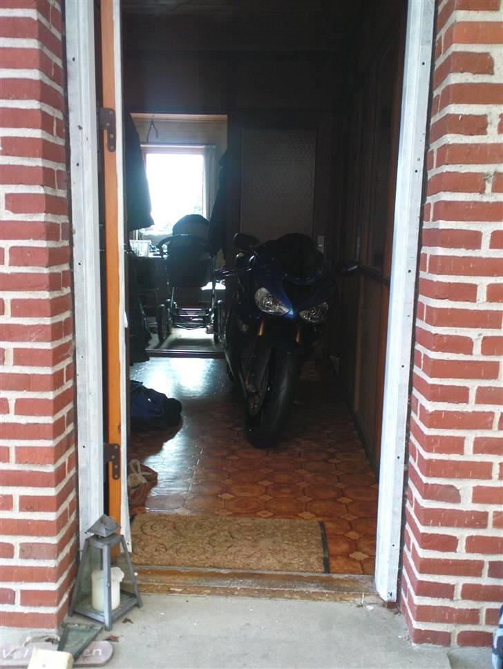 Kawasaki ZX 636 R - cyklen på vej ud af huset fra vinterhi billede 18
