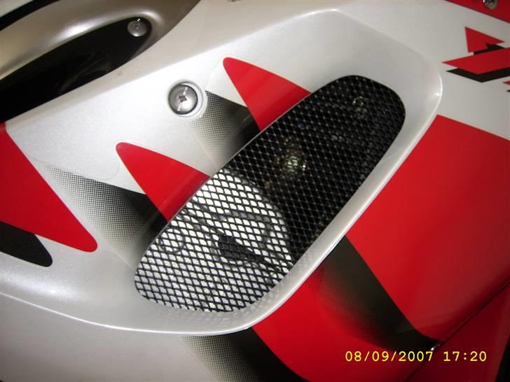 Yamaha R6 - Sort larkeret net i huller på kåbe. billede 12