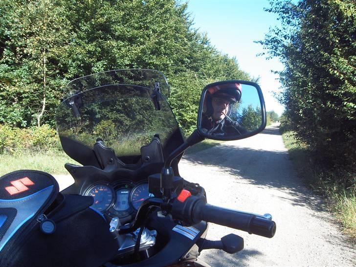 Suzuki V Strom dl 650 - Vario touring vindskærmen beskytter sædvanligvis godt for vinden billede 9